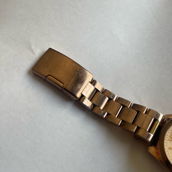 Rose gold Fossil watch - Picture 2 of 7